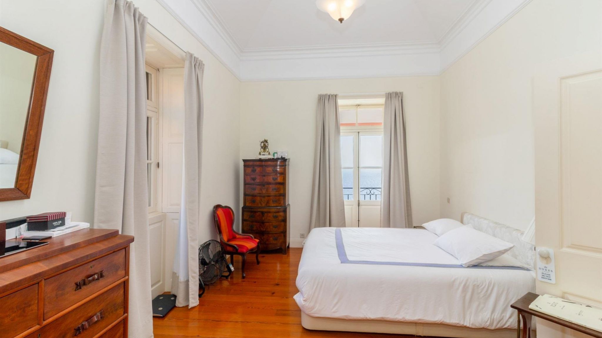M667 Bedroom