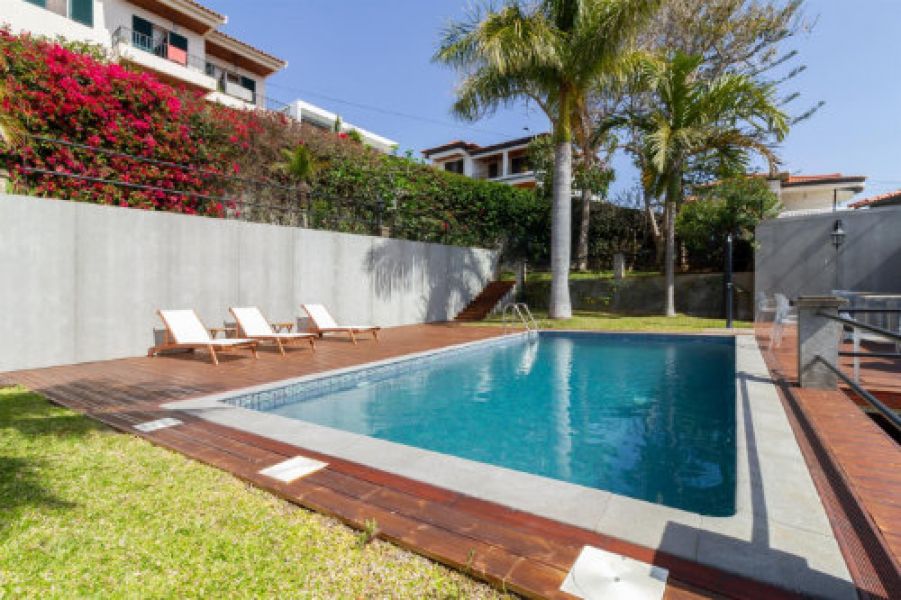 M667 Pool terrace