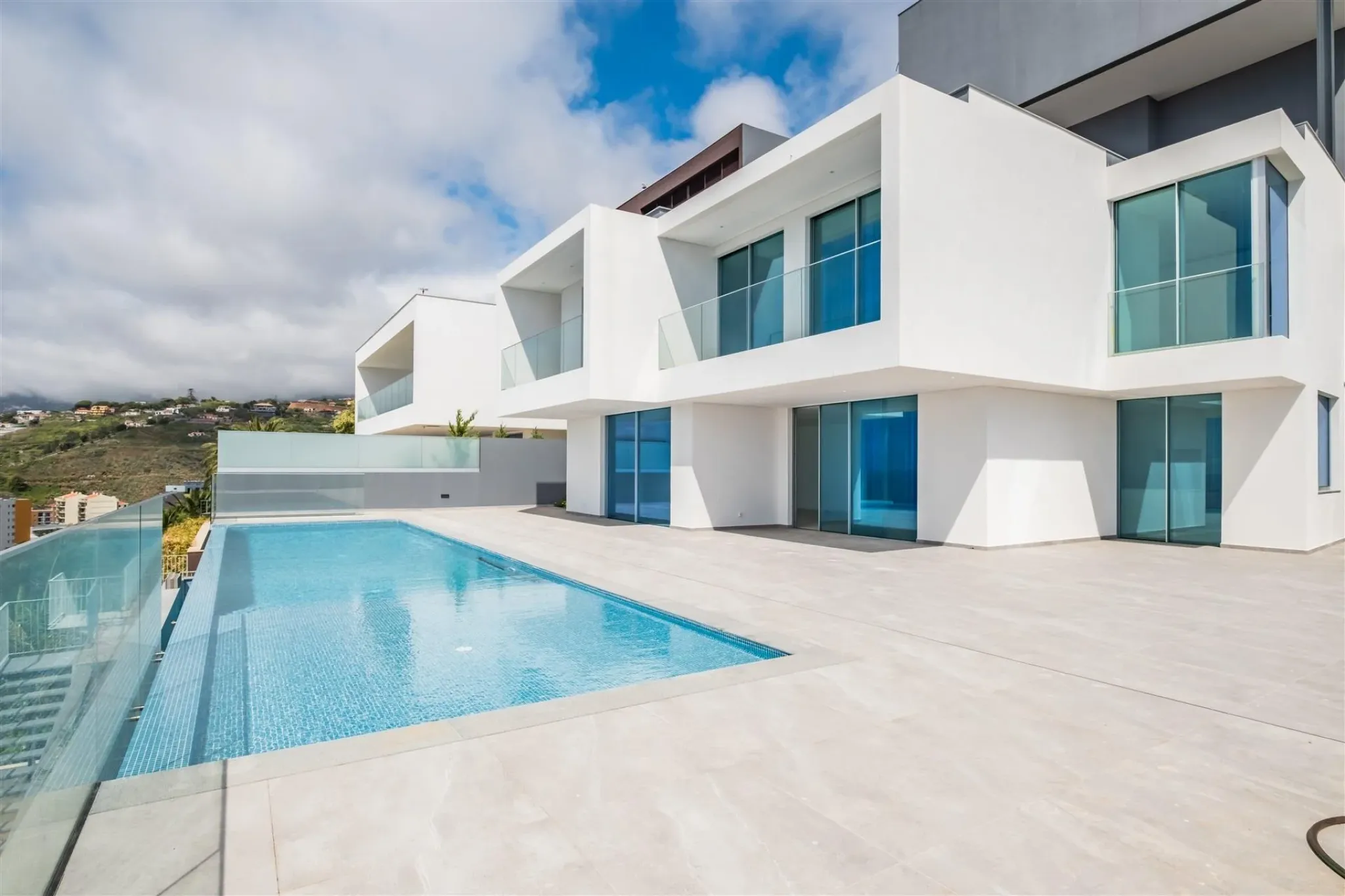 M809 Poolterrasse