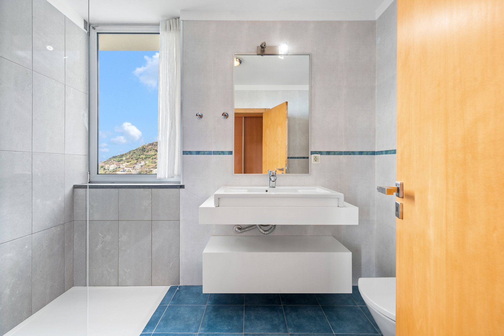 M761 Bathroom