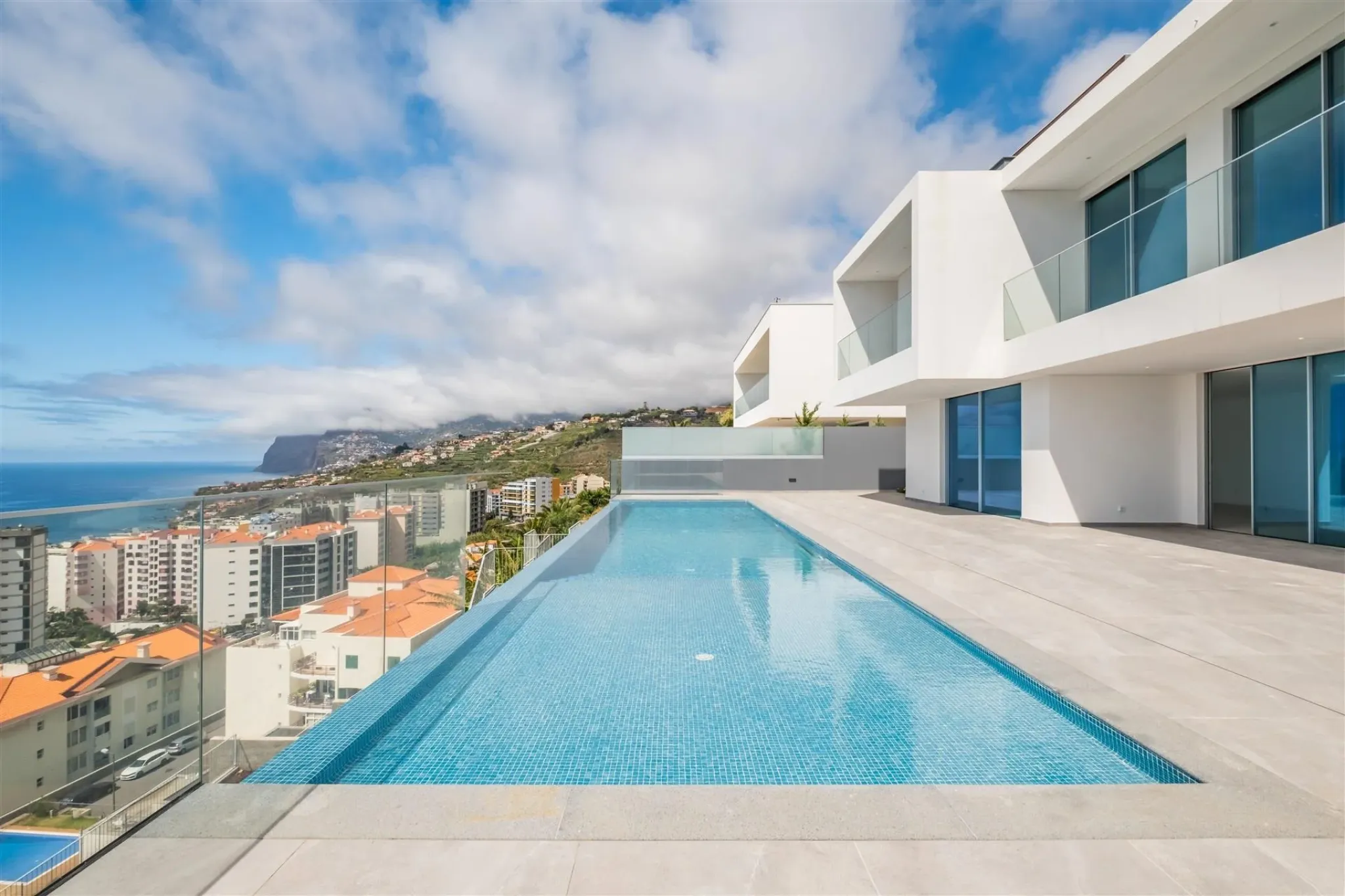 M809 Poolterrasse