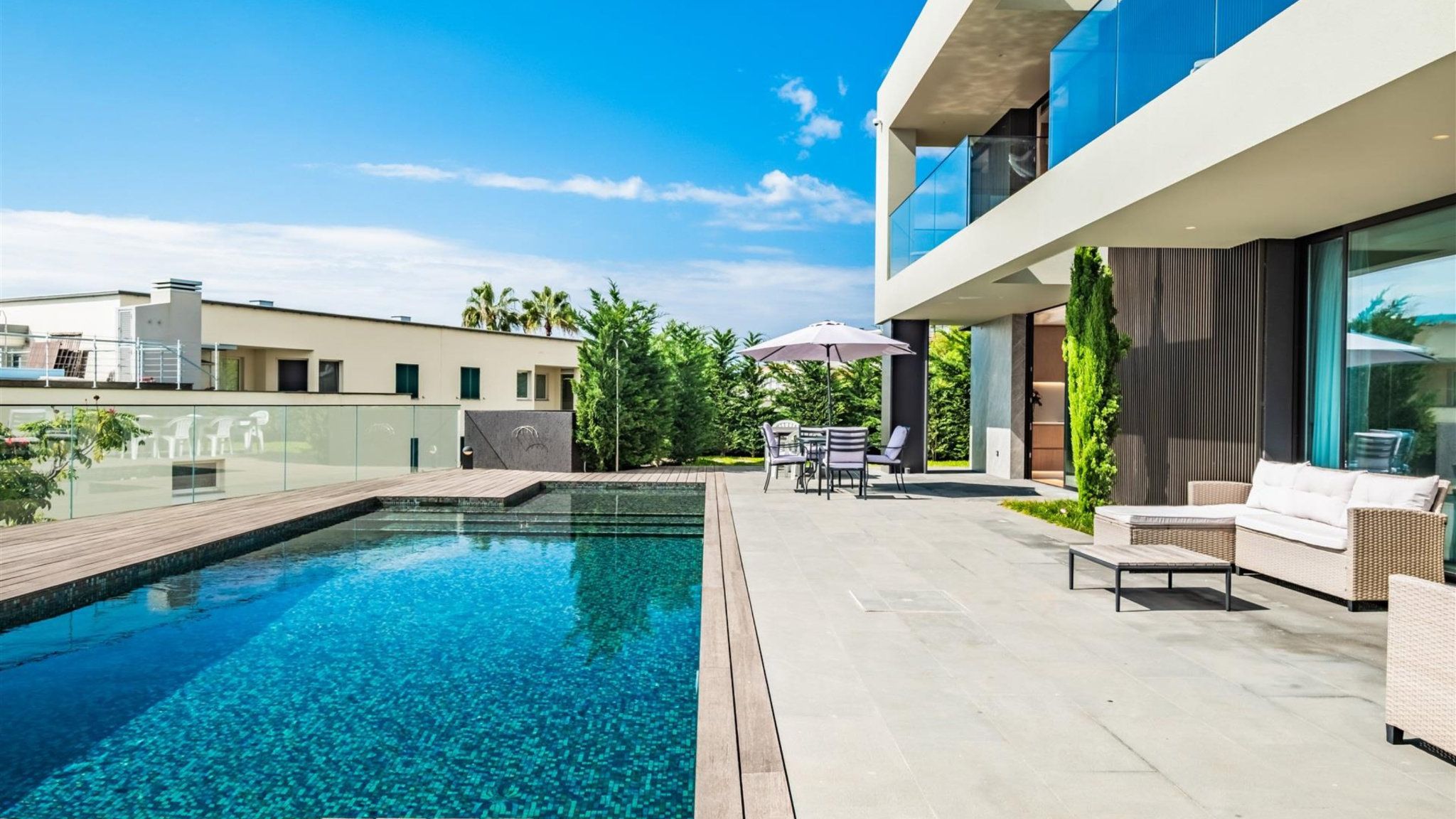 M691 Haus mit Pool