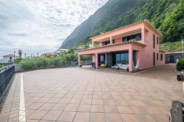 M677 Haus mit Terrasse