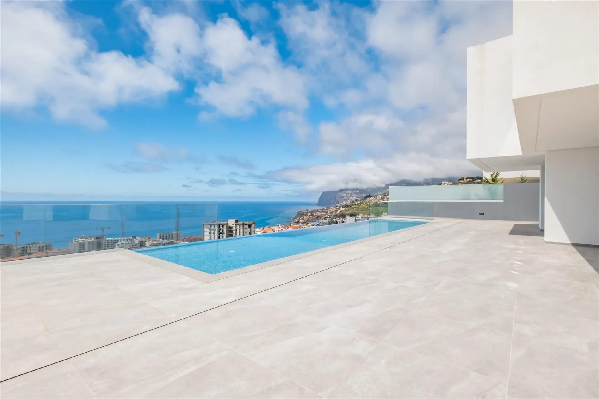 M809 Poolterrasse