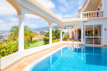 M511 house with pool