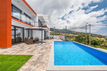 M680 Haus mit Pool