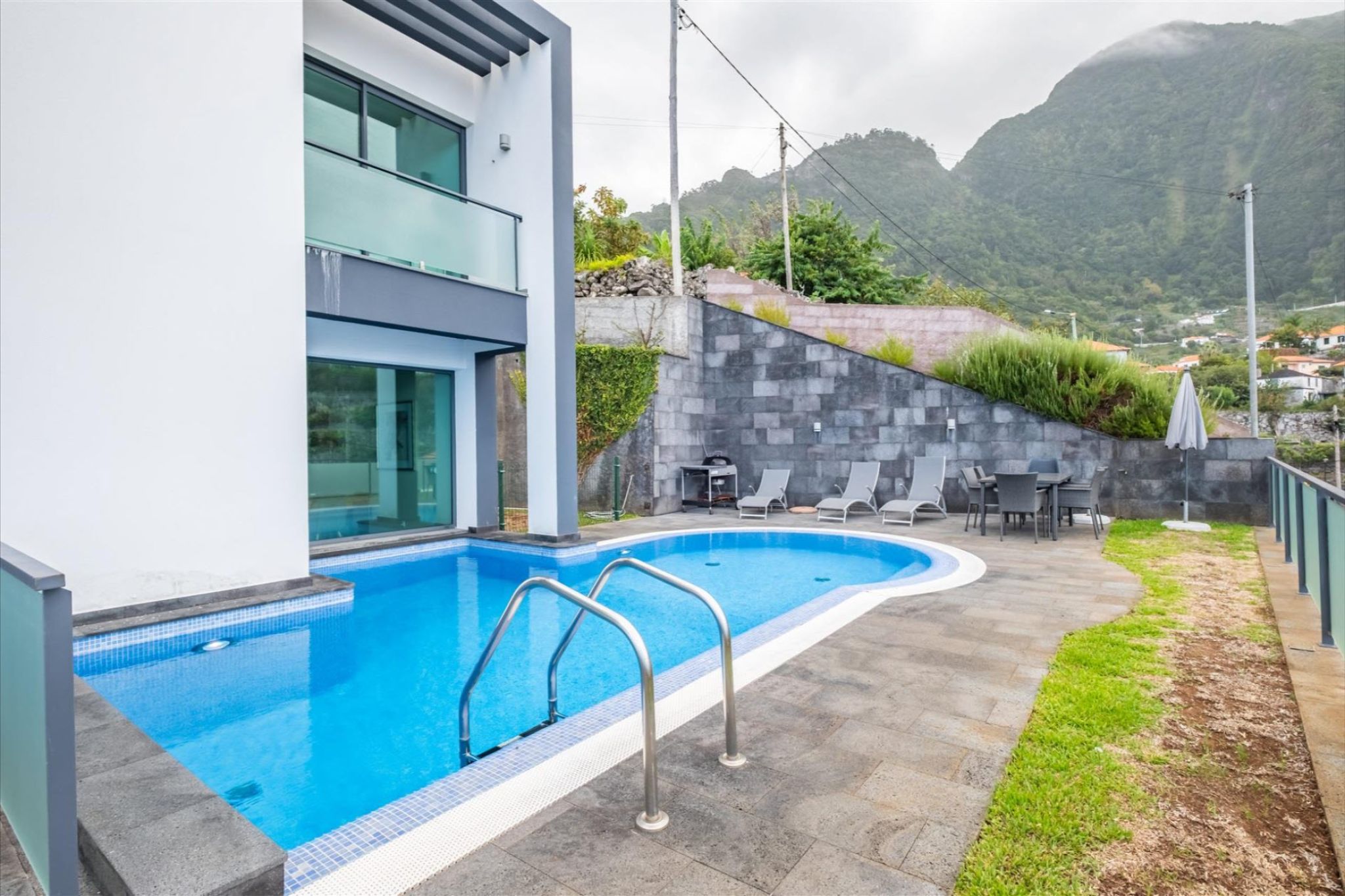 M768 Poolterrasse