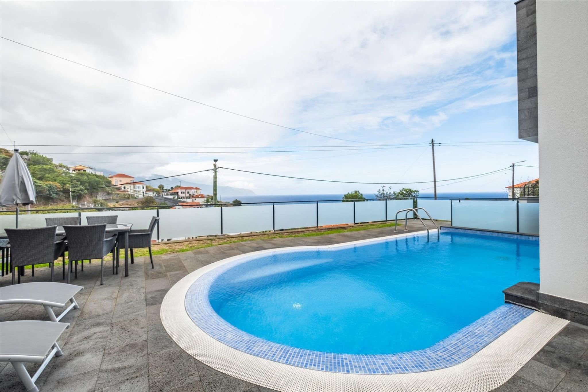 M768 Poolterrasse