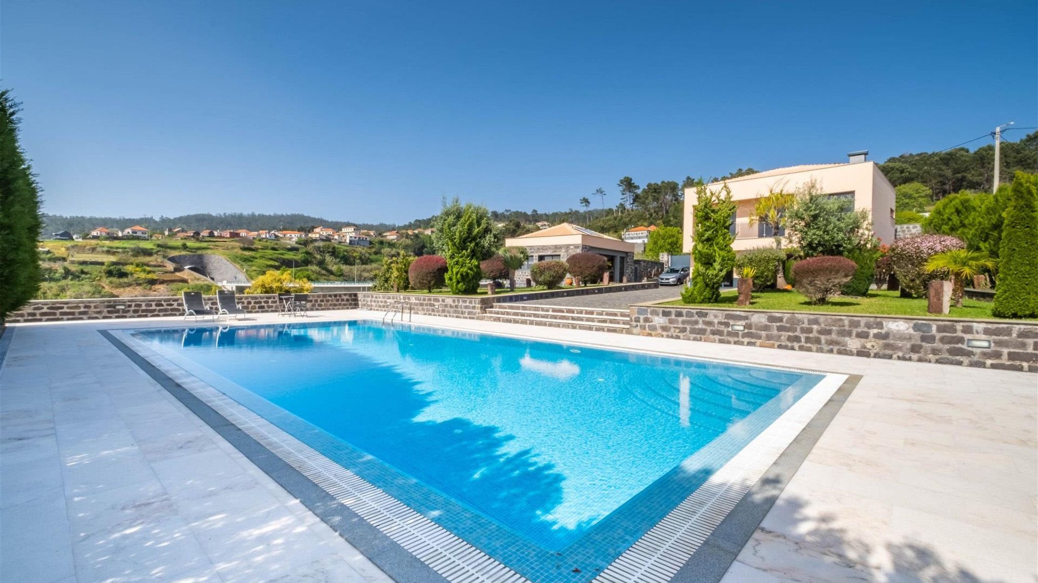 M655 Haus mit Pool und Garten