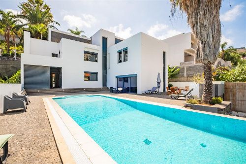 M817 Haus mit Pool und Garten